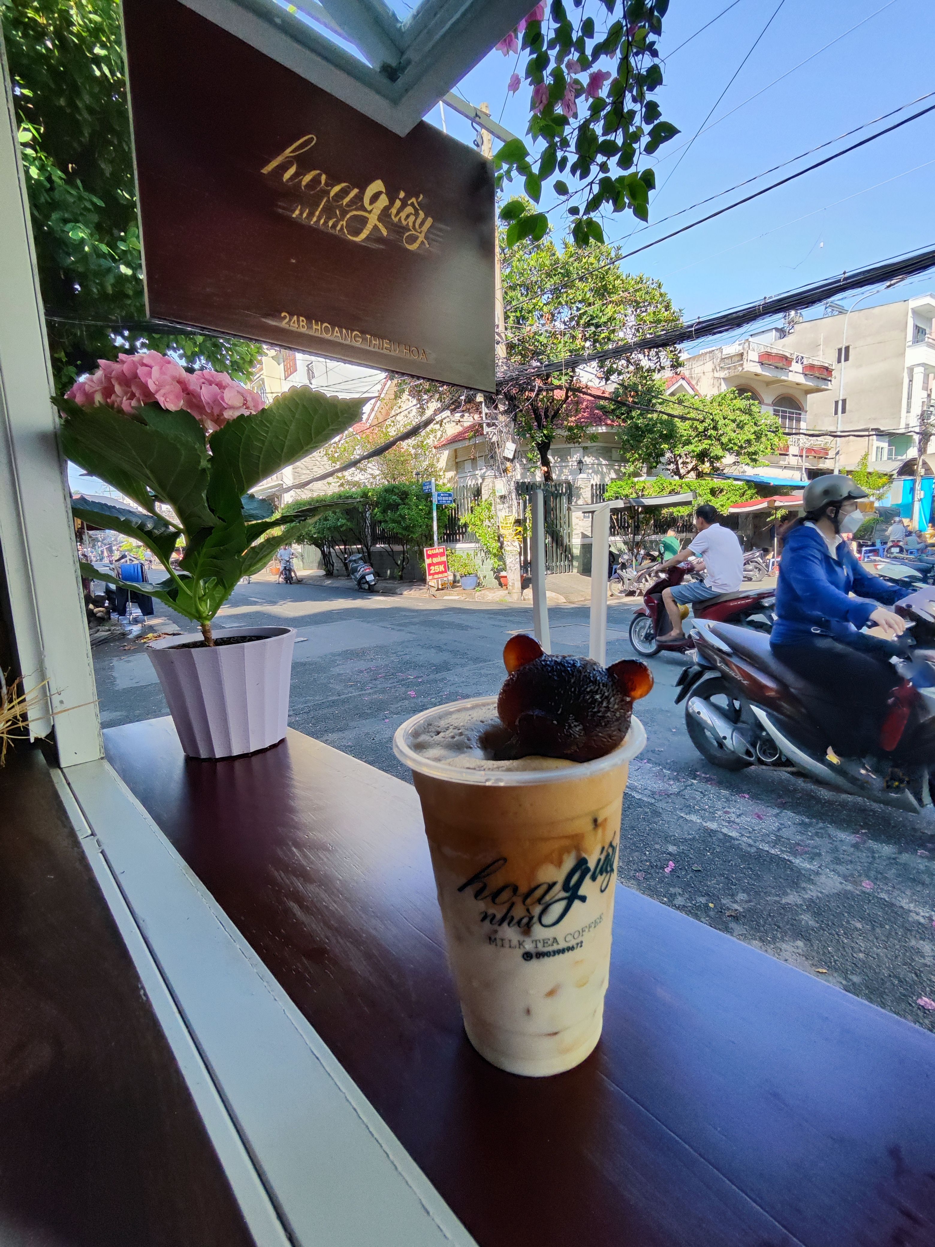 Nhà Hoa Giấy Milk Tea Coffee - Hoàng Thiều Hoa